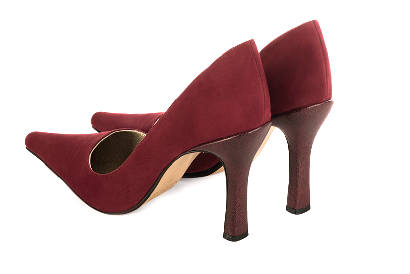 Escarpin classique rouge bordeaux. Bout pointu. Talon tres haut bobine